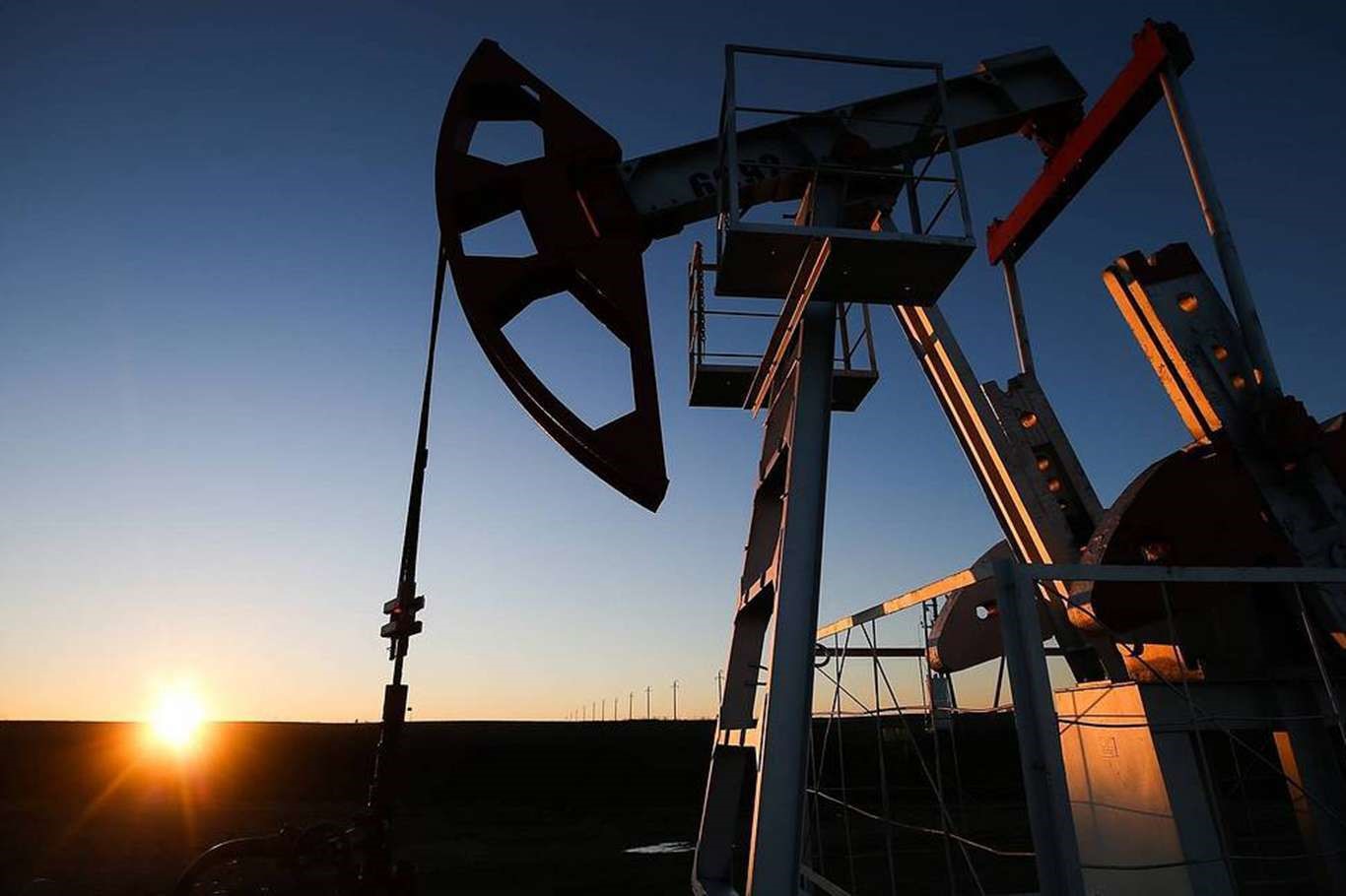 Brent petrol varili 100 doları aştı