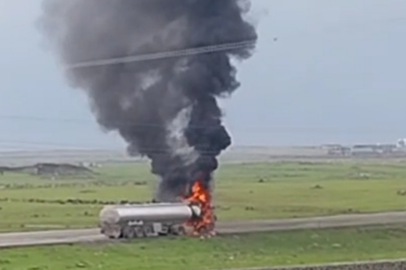 Cizre'de seyir halindeki tanker alev topuna döndü