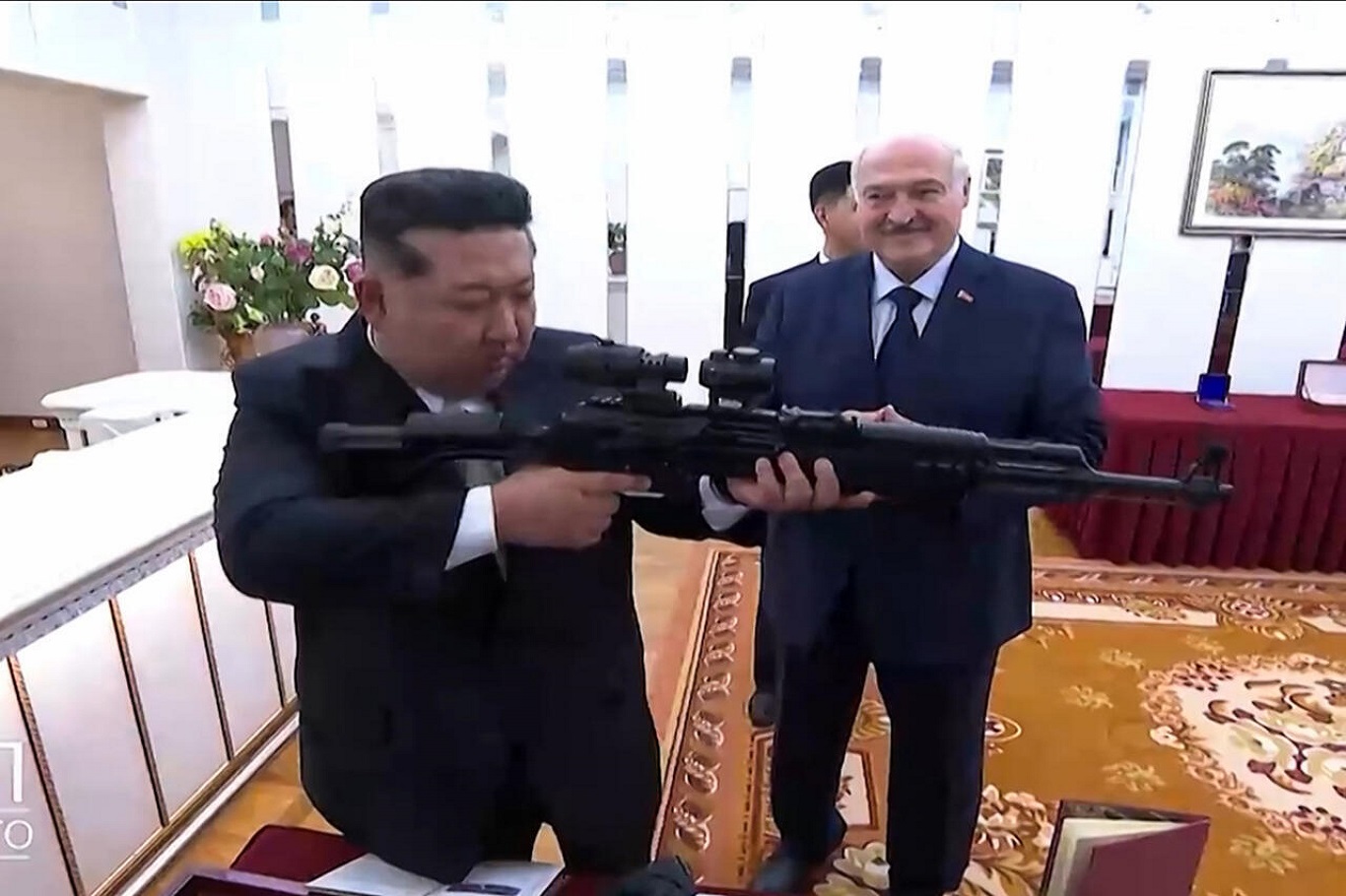 Lukaşenko'dan Kim Jong Un'a dikkat çeken silah hediyesi