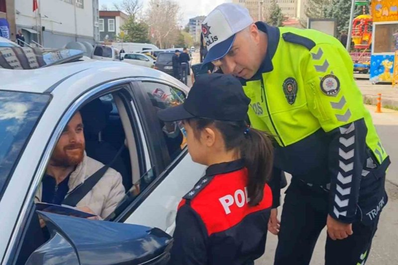 Öğrenciler trafik polisi oldu