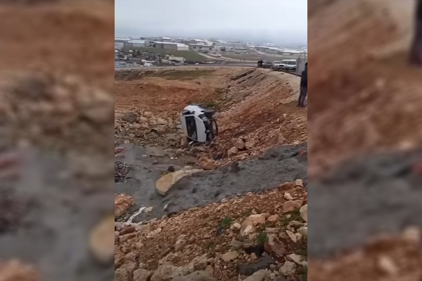 Şanlıurfa'da otomobil şarampole yuvarlandı: 1 yaralı