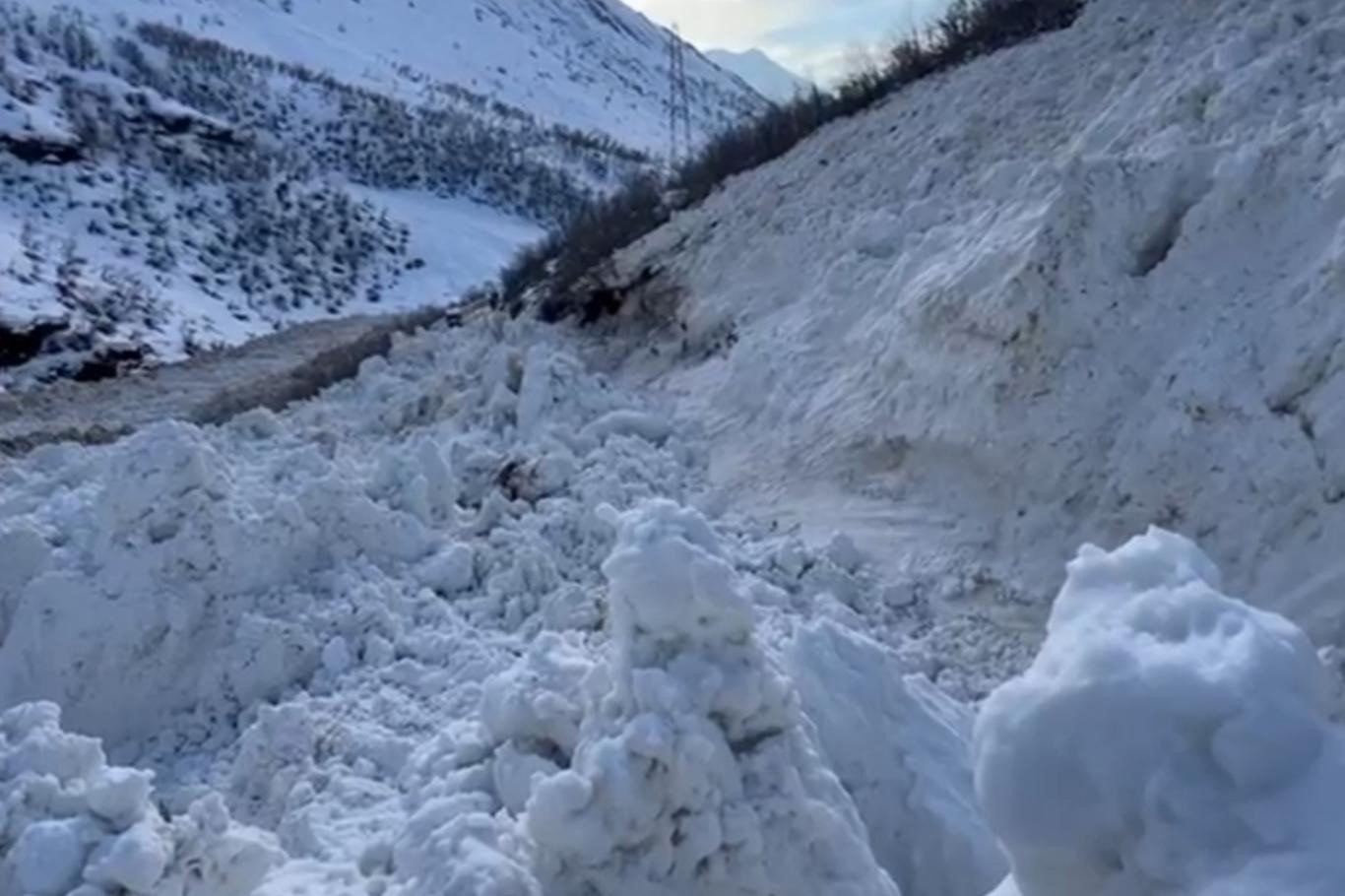 Şırnak-Hakkari yolu çığ sonrası yeniden ulaşıma açıldı