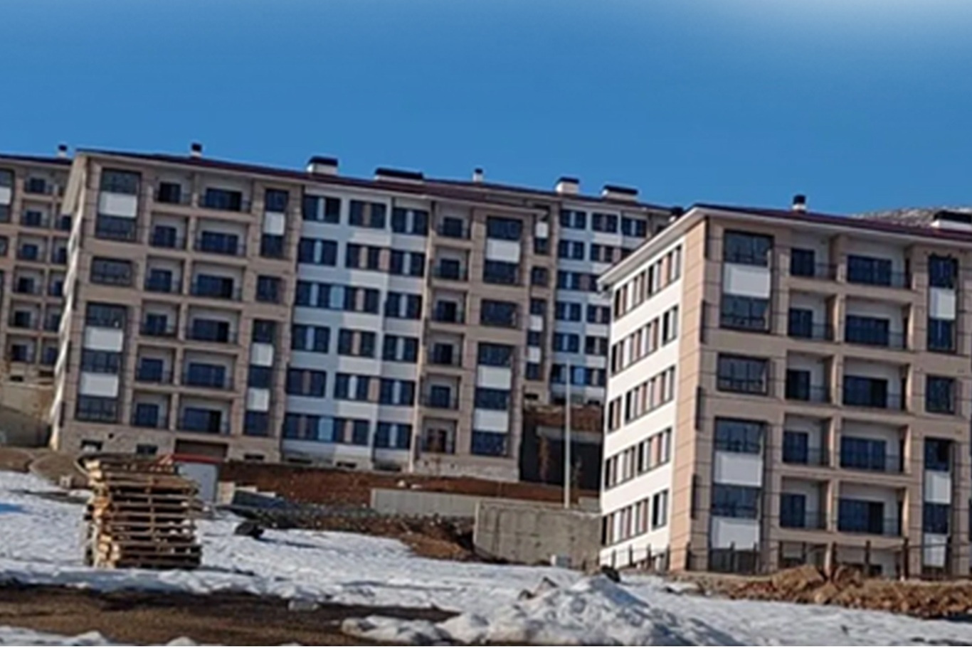 Karlıova'da 229 deprem konutları için kuralar çekiliyor
