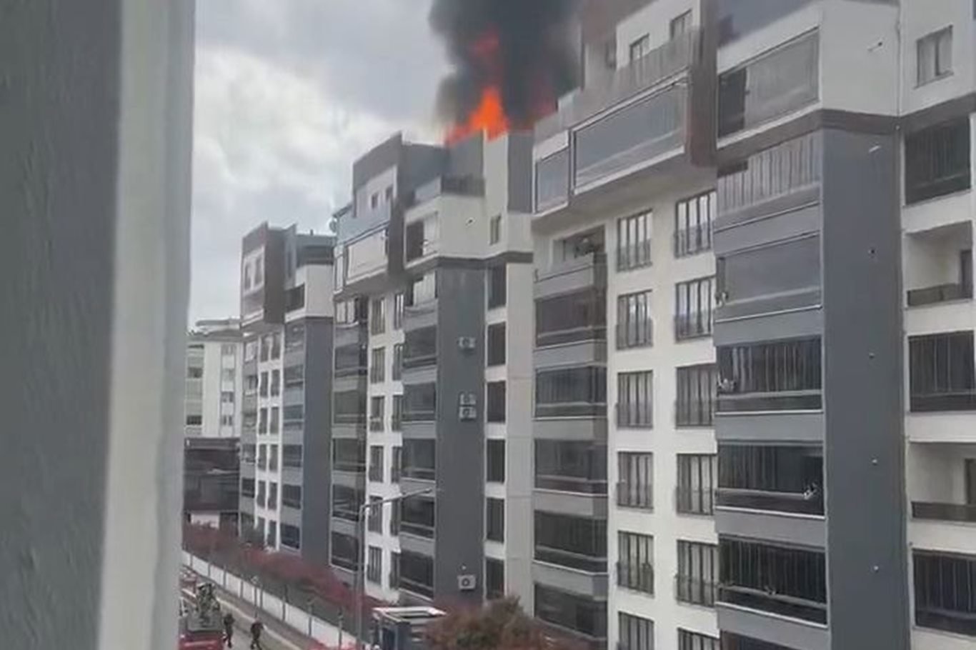 Bursa'da 8 katlı apartmanda yangın: Kurtarma çalışmaları sürüyor