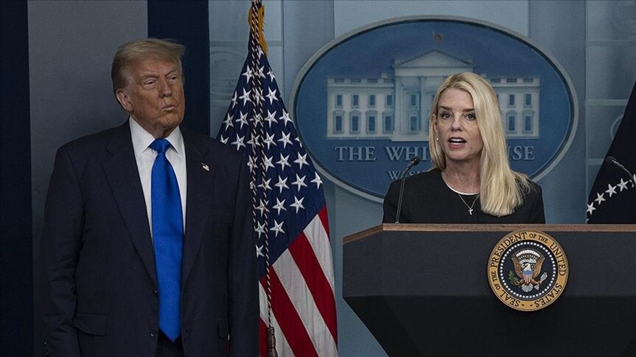 Trump, Adalet Bakanı Pam Bondi'yi görevden aldı!