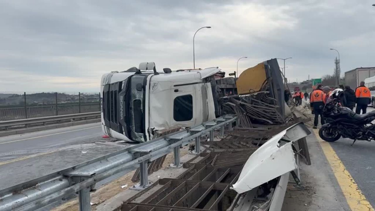 İstanbul'da otomobil hafriyat kamyonuna çarptı, kamyon devrildi