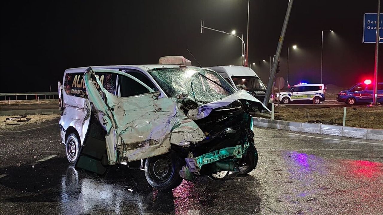 Zincirleme trafik kazası: 5 kişi yaralandı!