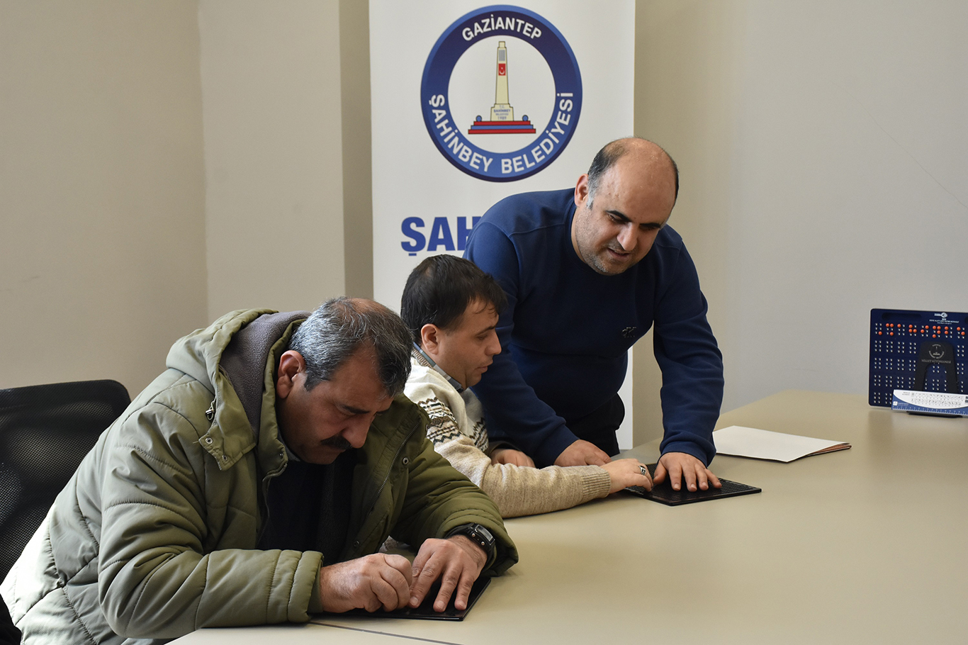 Gaziantep'te görme engelliler Braille alfabesi öğreniyor
