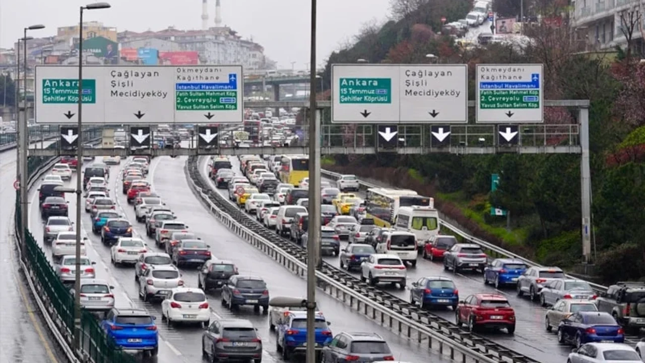 İstanbul'da akşam saatlerinde trafik kilitlendi!