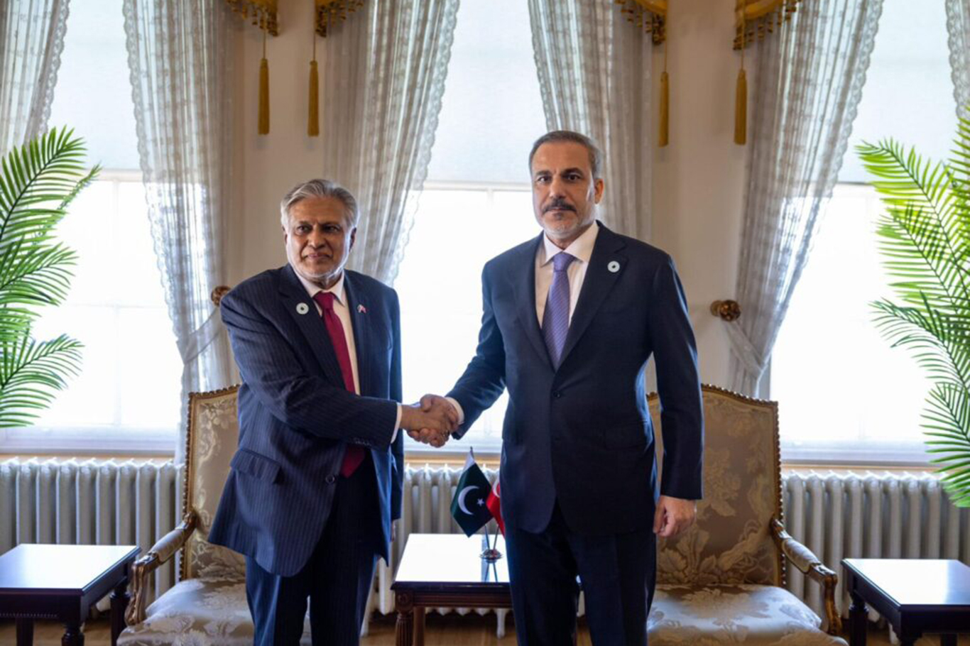 Bakan Fidan, Pakistanlı mevkidaşı Dar ile ile ile görüştü