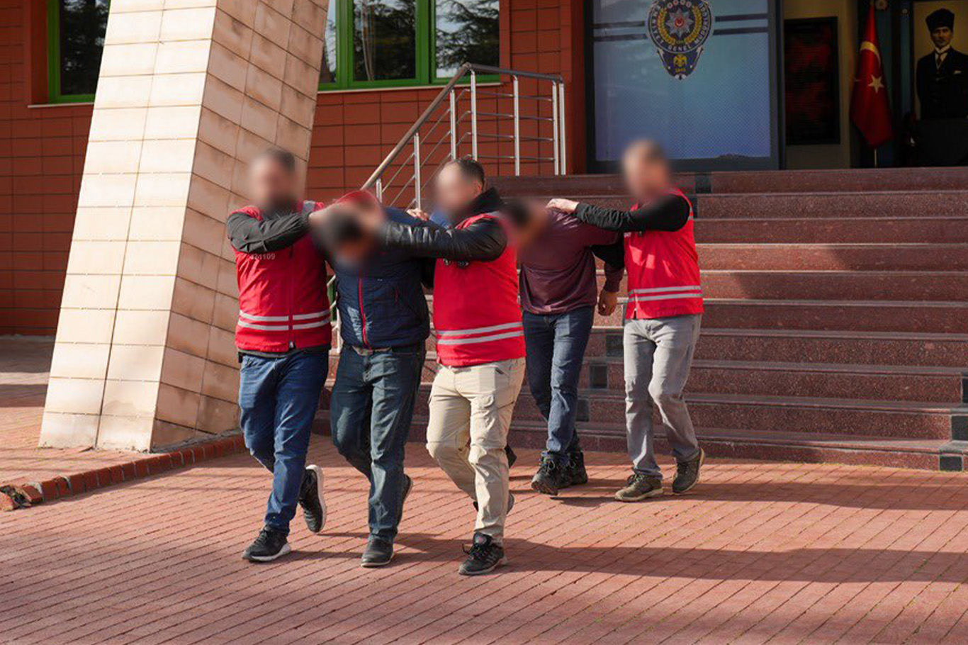 Isparta'da aranan 2 hükümlü yakalandı