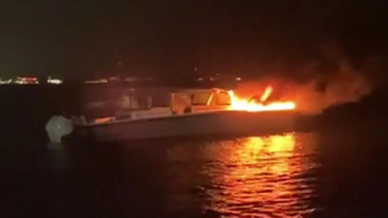 Kadıköy açıklarında tekne yangını!