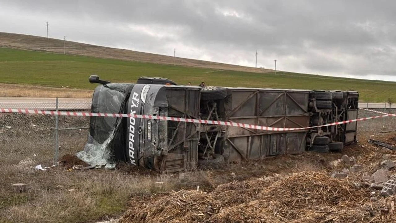 Tur otobüsü devrildi: 15 yaralı!