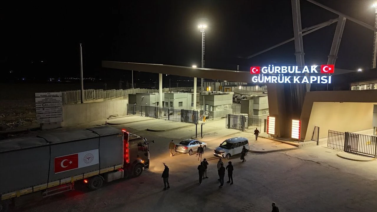Türkiye'den tıbbi malzeme taşıyan 3 yardım tırı İran'a geçiş yaptı