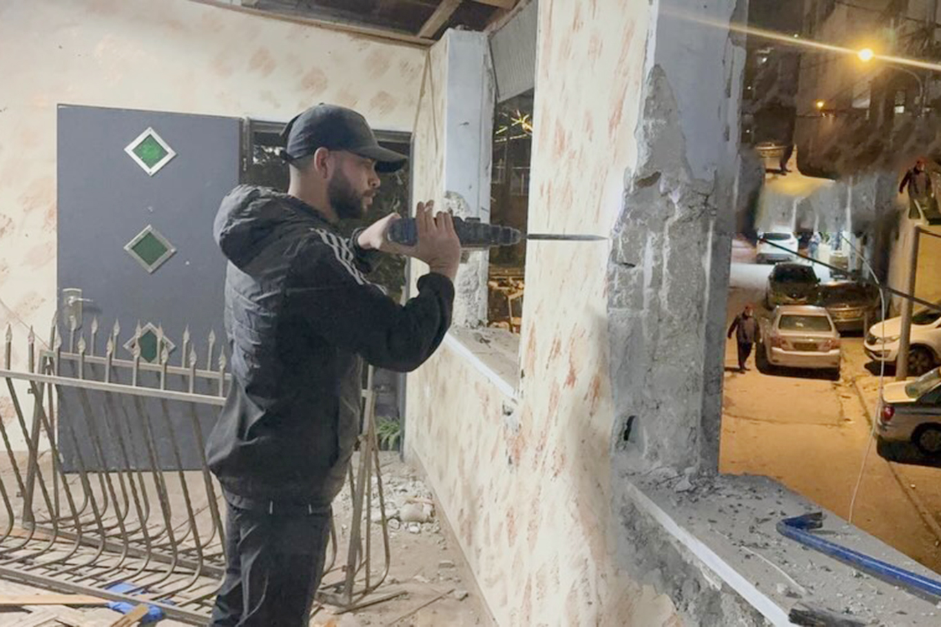 İşgalciler, Kudüslü aileyi evini yıkmaya zorladı