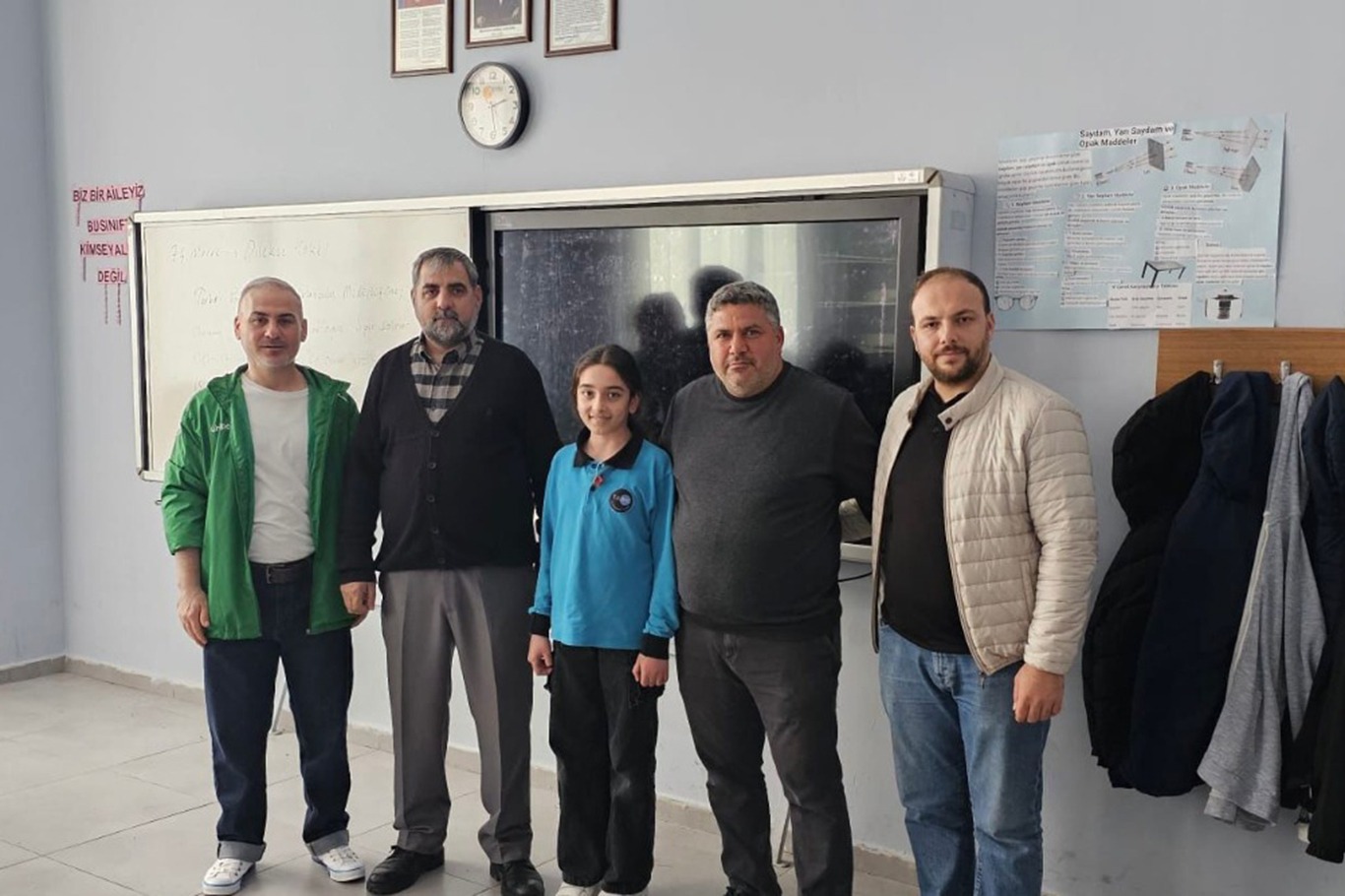 İzmir'de Siyer Yarışmasında dereceye giren öğrencilere okullarında ödül