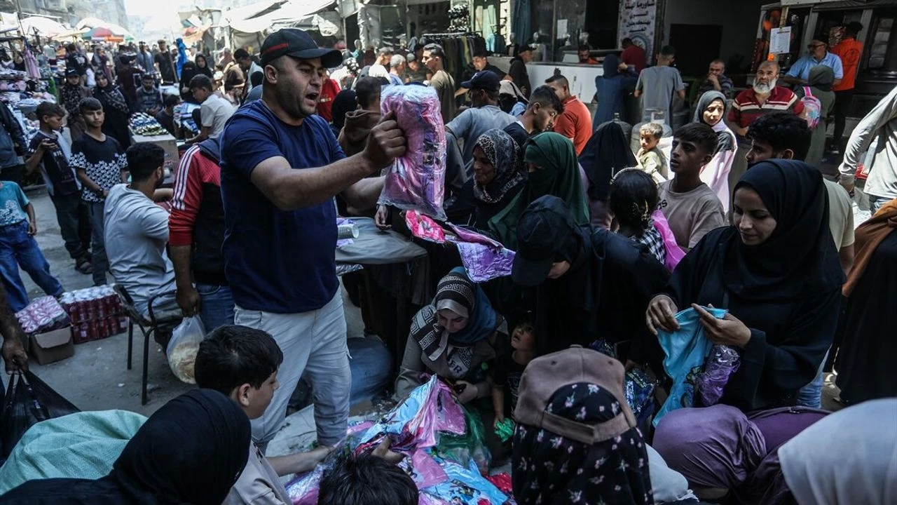 Abluka altındaki Gazze'de bayram alışverişi