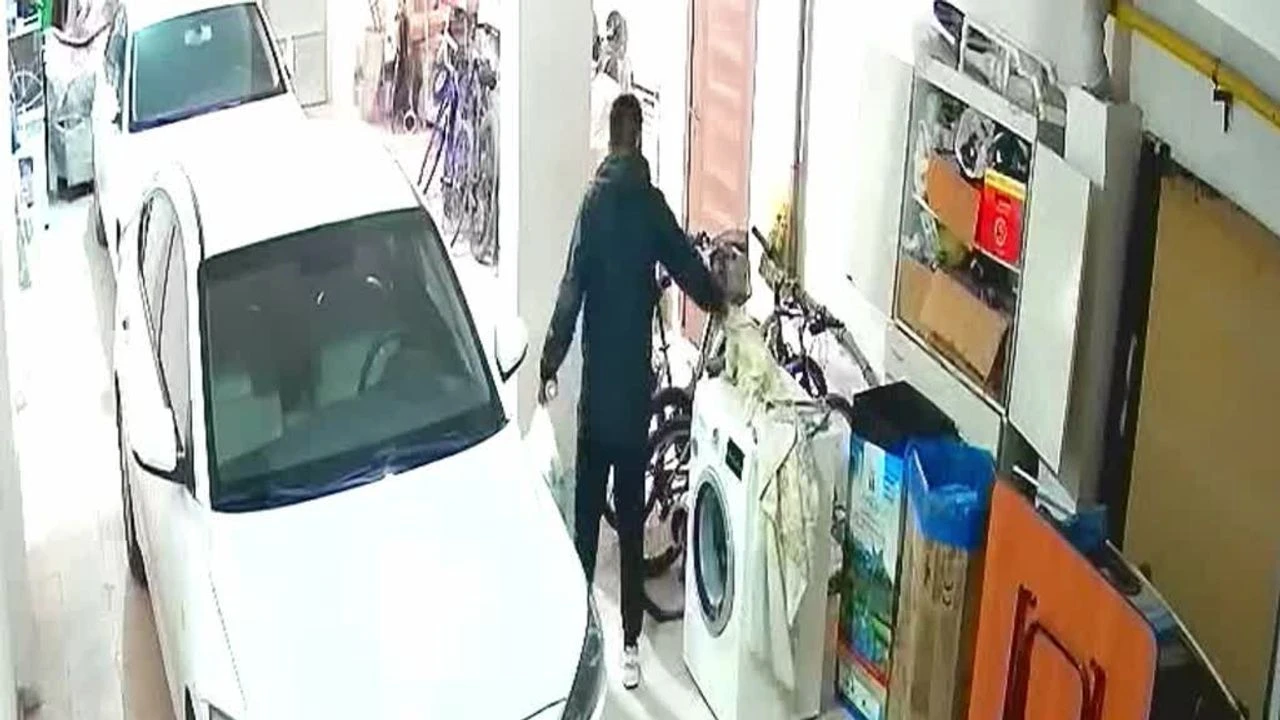 Binadan elektrikli bisiklet çalan hırsız kameraya böyle yakalandı