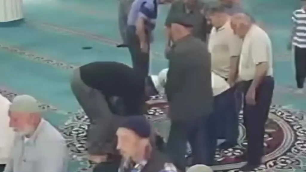 Cami imamı, kalp krizi geçiren vatandaşı kalp masajıyla kurtardı