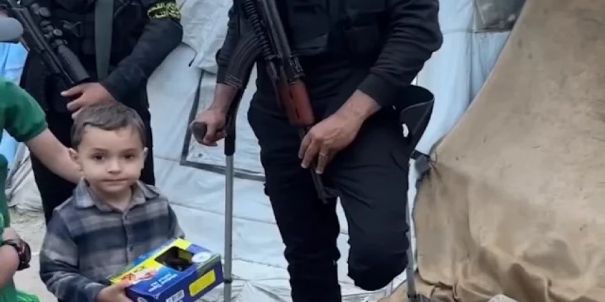 Gazze’de bayram sabahı: Kudüs Tugayları çocuklara hediye ve ikramlarda bulundu