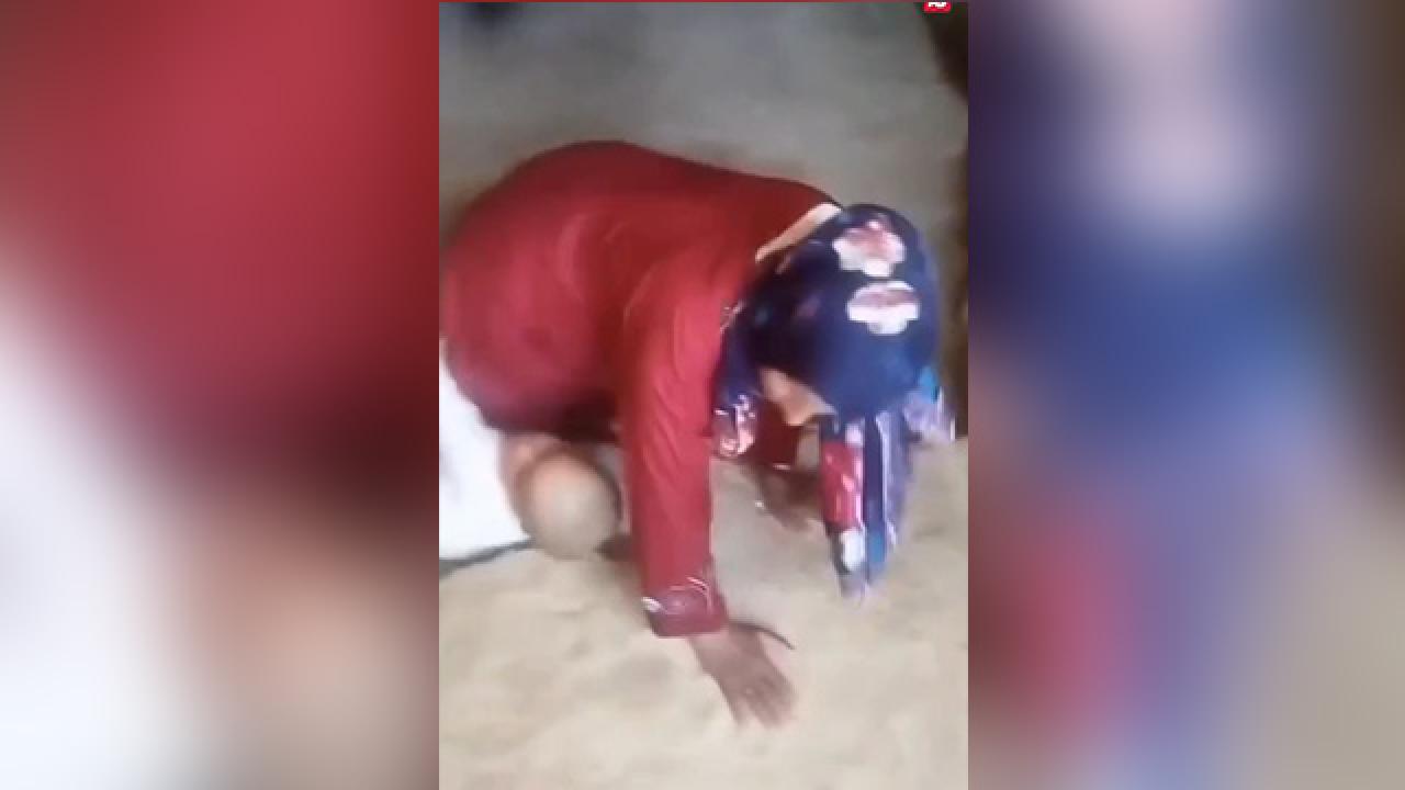 İşgalci saldırganın Filistinli anne ve çocuğa saldırısı kamerada