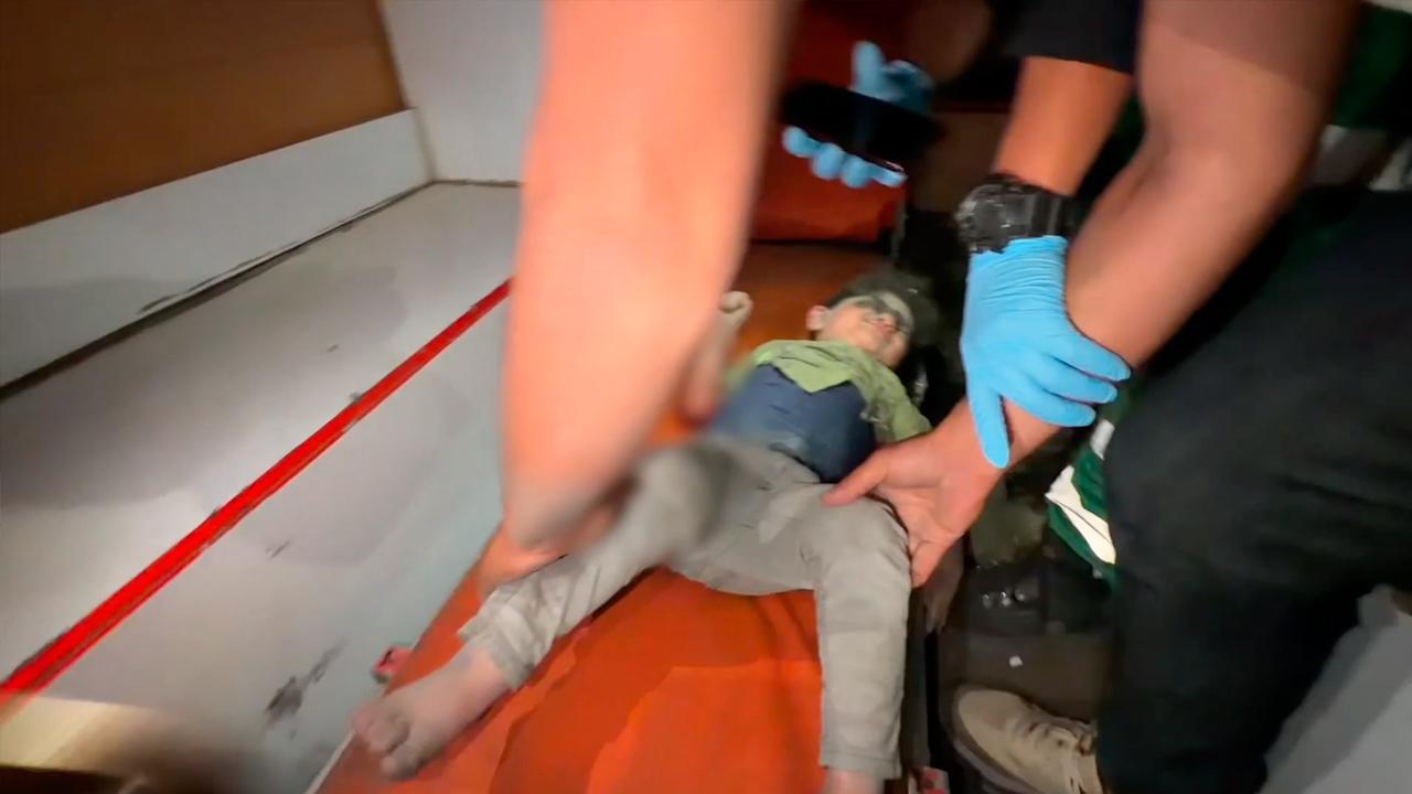 Katil İsrail Gazze'de bir binayı vurdu: 7 ölü, 18 yaralı