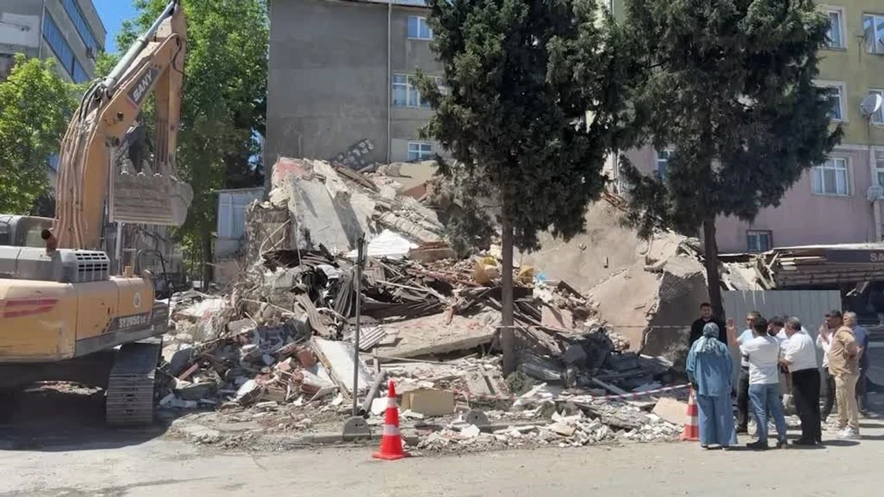 Küçükçekmece'de bir binanın yıkım esnasında çökmesi, kameralara böyle yansıdı