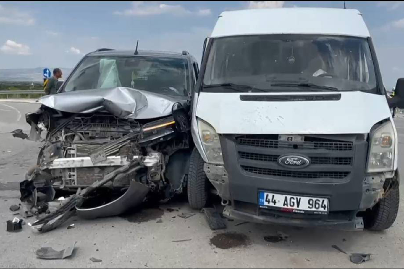 Malatya'da minibüs ile hafif ticari araç çarpıştı: 8 yaralı