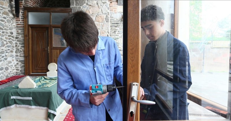 Muş'ta meslek lisesi öğrencileri, cami, okul ve ihtiyaç sahiplerinin evini onarıyor