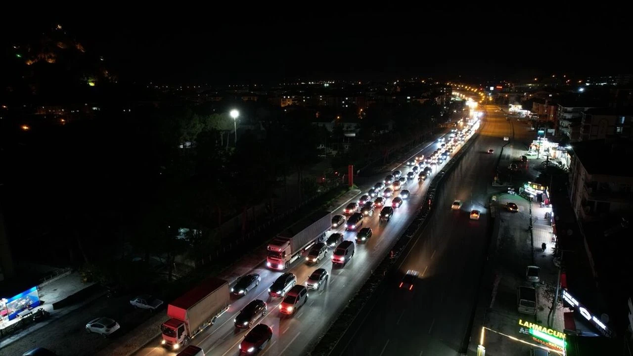 Şehirler arası otoyoldaki bayram yoğunluğu dronla böyle görüntülendi