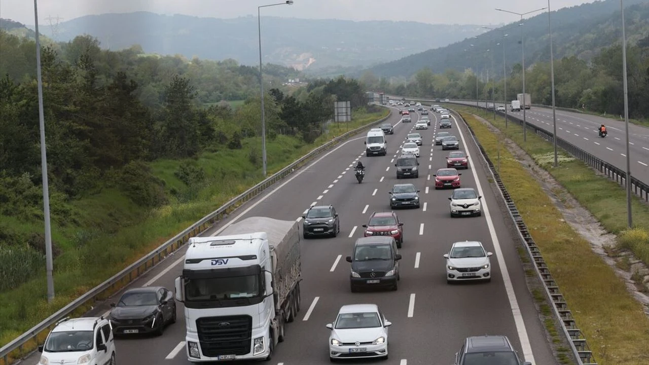 Şehirler arası otoyollarda trafik yoğunluğu yaşanıyor