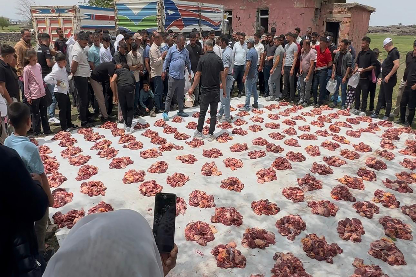 Diyarbakır’da örnek dayanışma geleneği: Kurban etleri mahalledeki tüm hanelere ulaştırılıyor