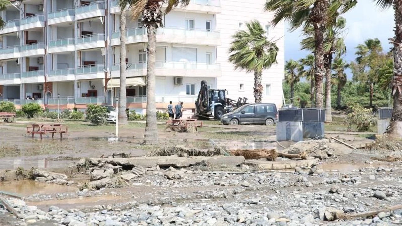 Hatay'da sağanak: Cadde ve sokaklar göle döndü!
