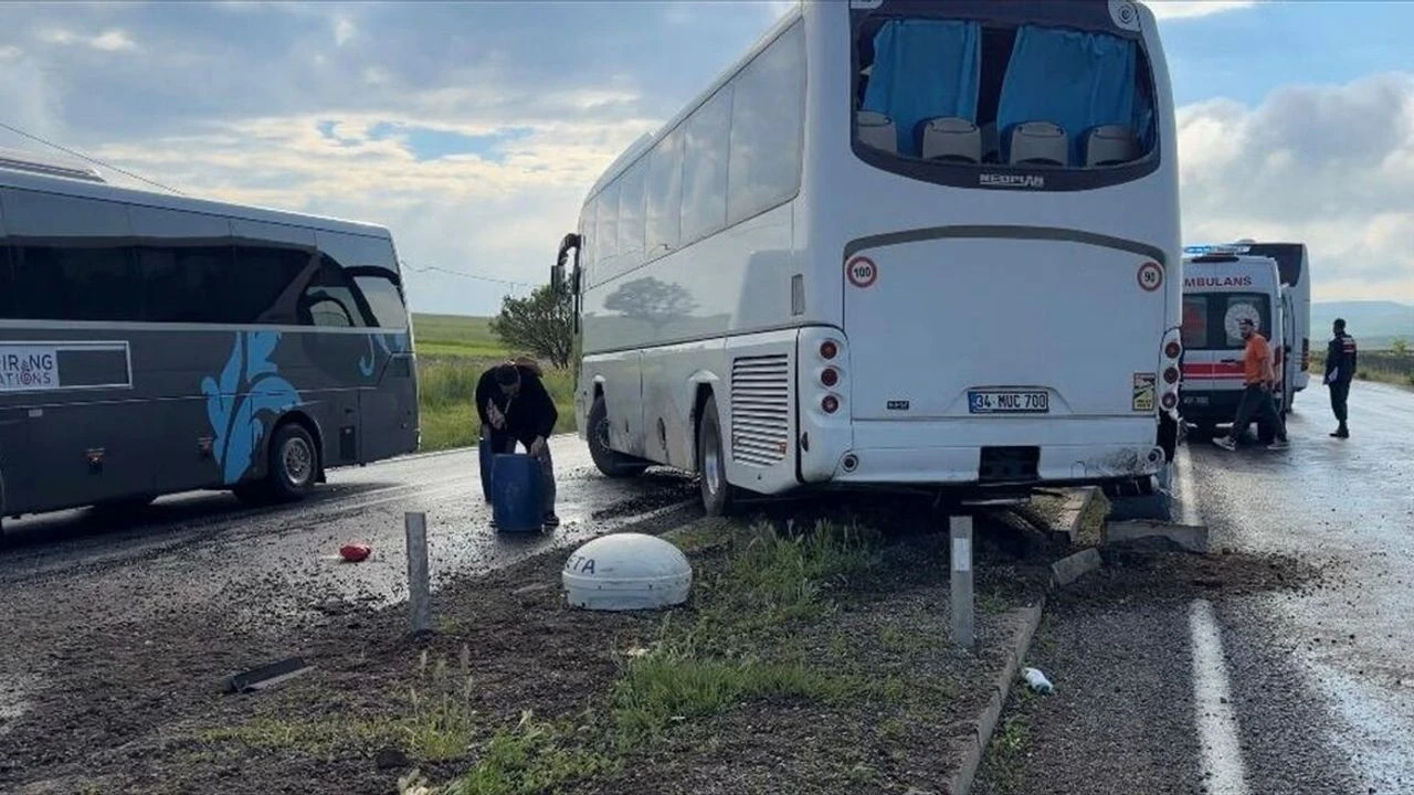 Tur otobüsü kaza yaptı: Çok sayıda yaralı var