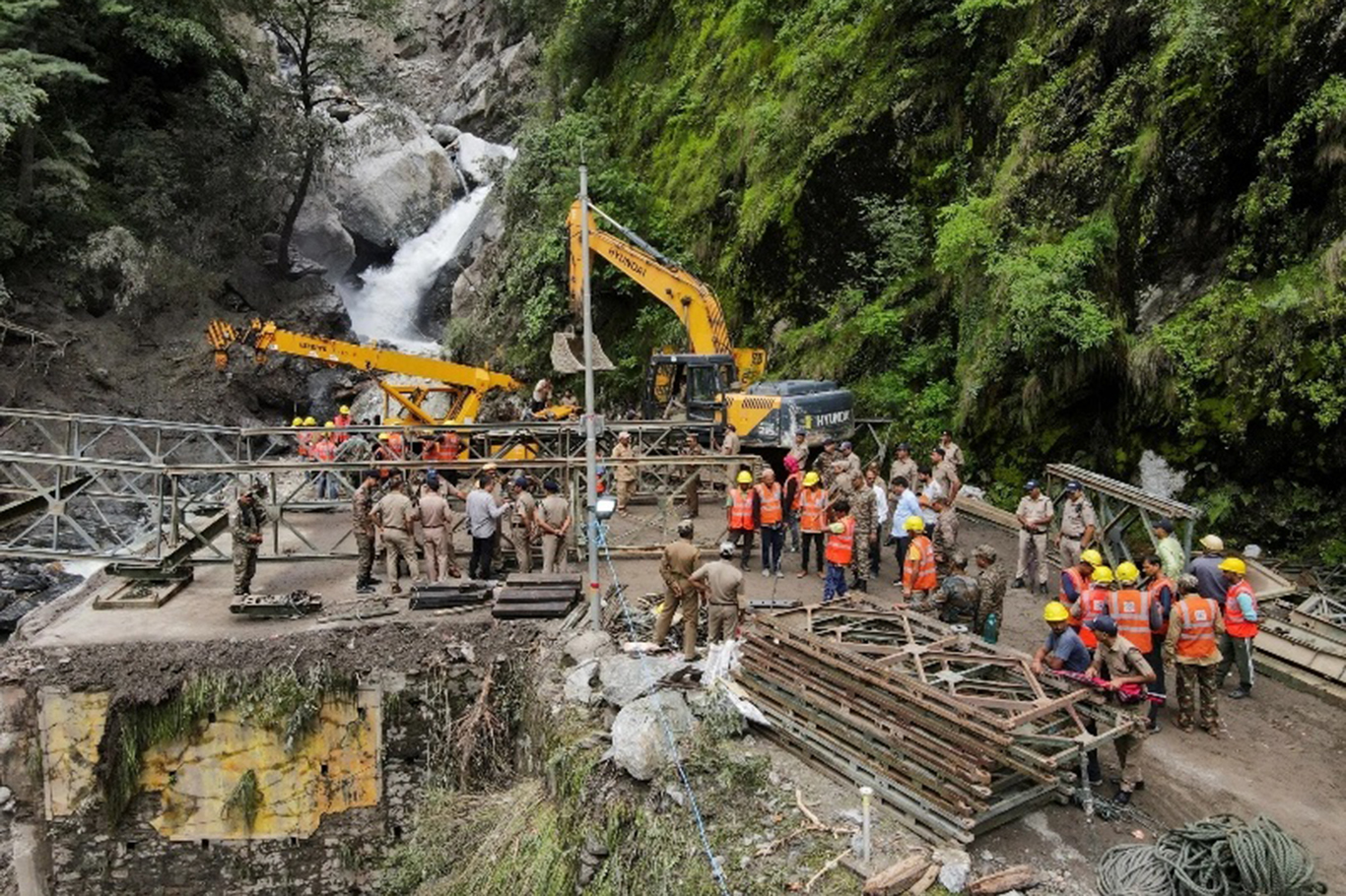 Hindistan'da inşaat halindeki köprü çöktü: 6 işçi hayatını kaybetti