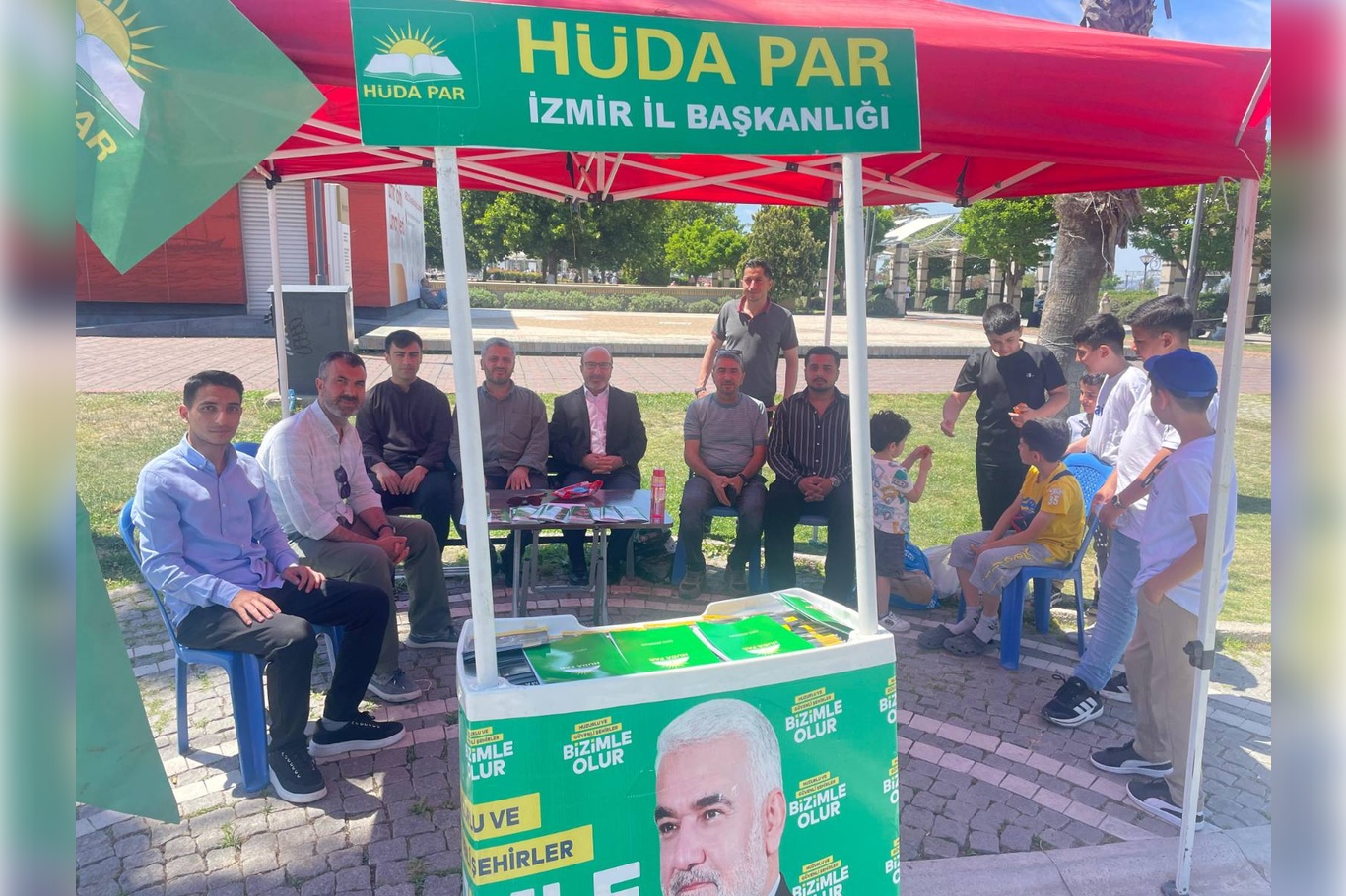 HÜDA PAR İzmir Gençlik Kolları'ndan madde bağımlılığına karşı farkındalık standı
