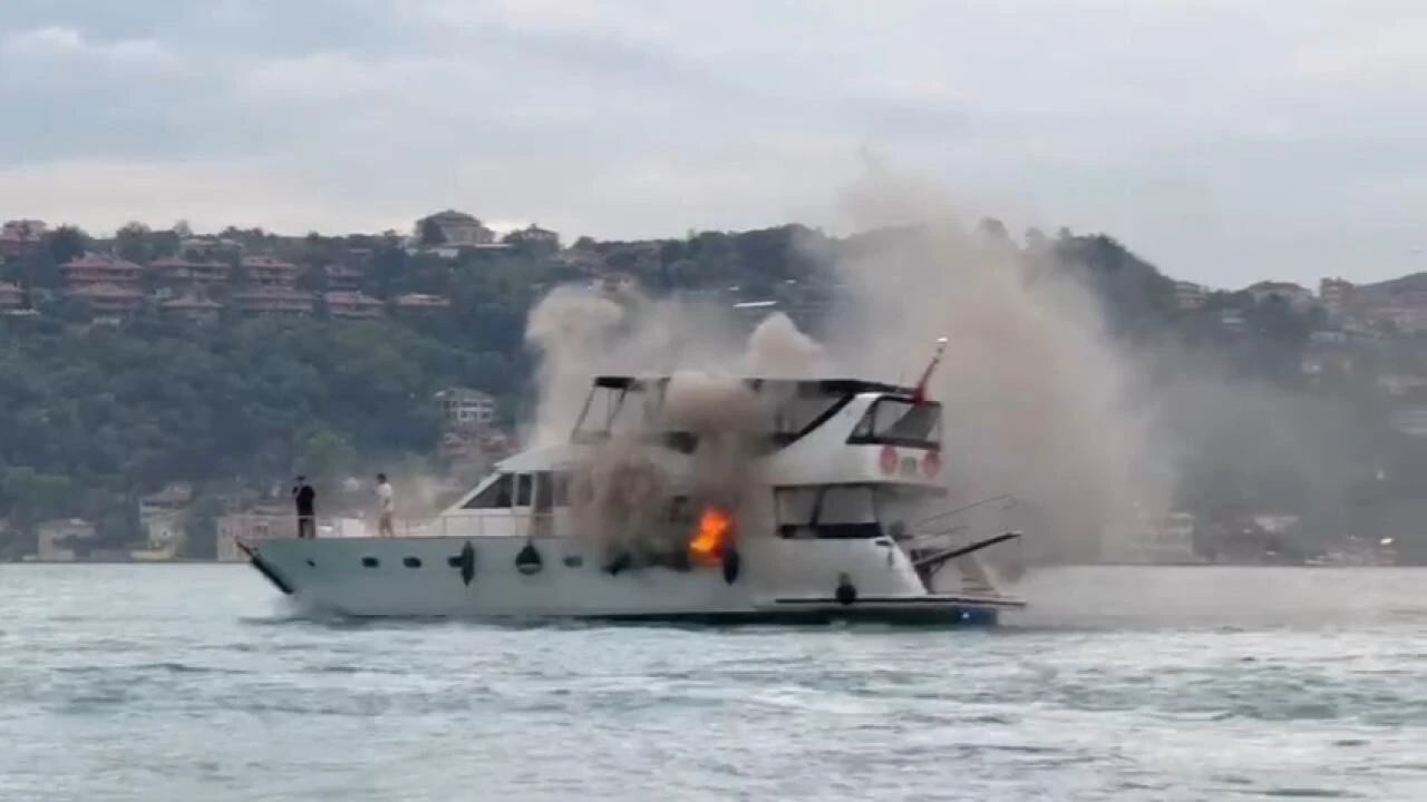İstanbul Boğazı'nda hareketli dakikalar: Yangına çift kollu müdahale