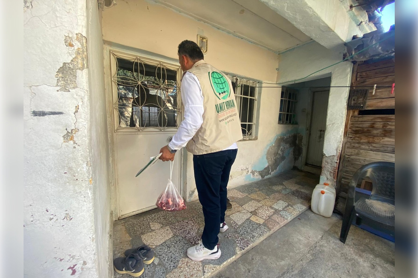 İzmir Umut Kervanı yüzlerce aileye kurban eti ulaştırdı