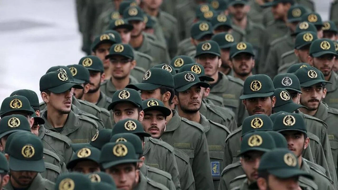 İran Devrim Muhafızları'ndan tahliye uyarısı: Hedef alacağız!