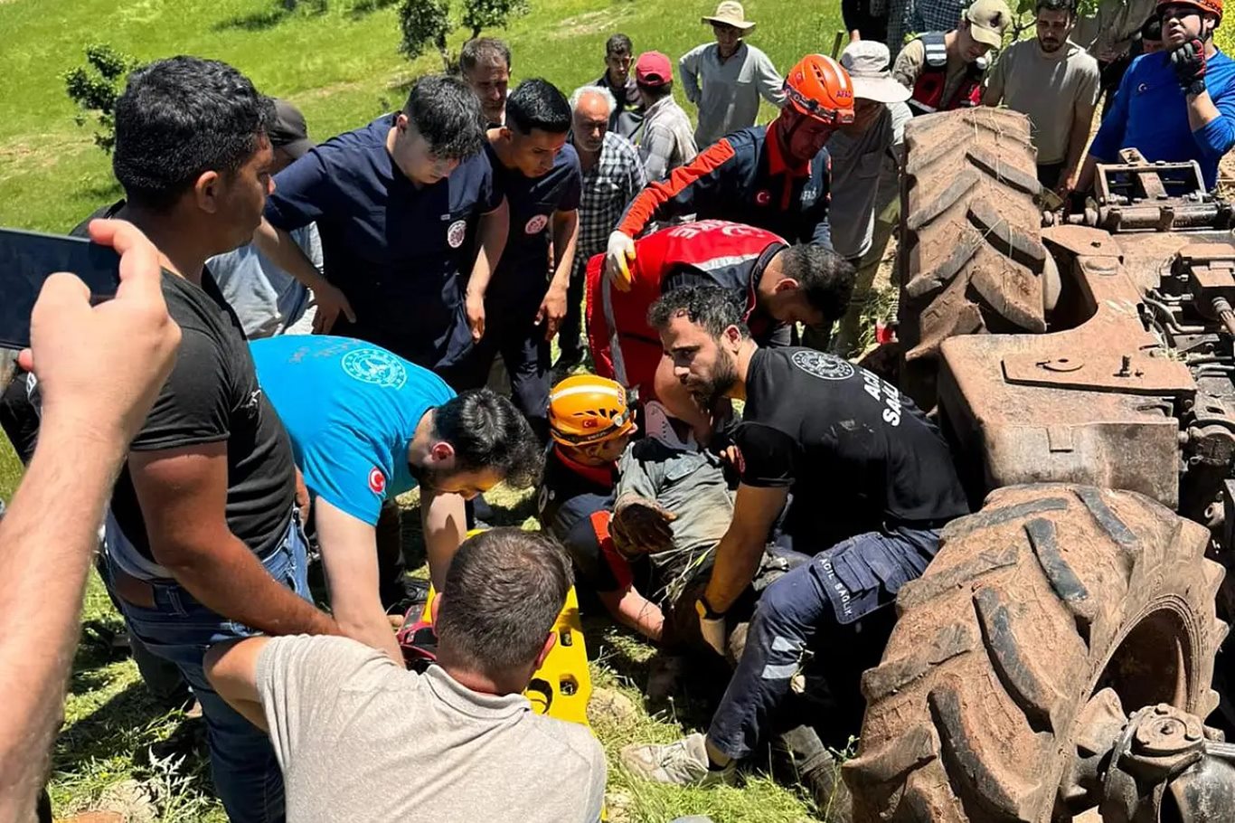 Siirt'te devrilen traktörün altında kalan sürücü yaralandı