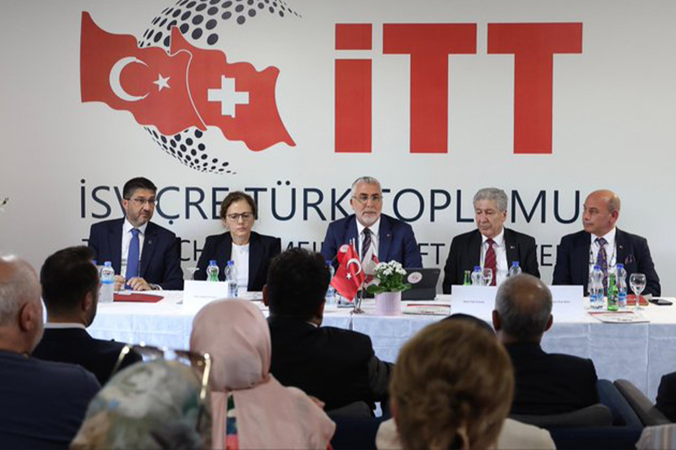 Bakan Işıkhan, İsviçre'de Türkiye'den STK temsilcileriyle bir araya geldi