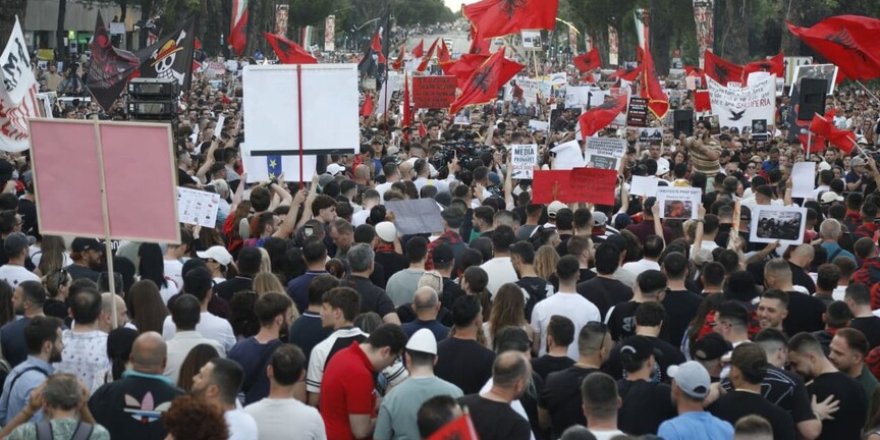 Arnavutluk’ta Zvernec’teki turizm projesine karşı gösteriler 7’nci gününde sürüyor