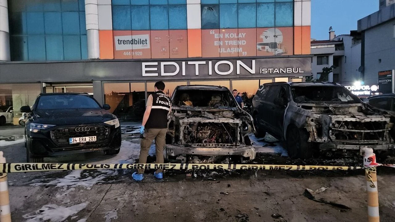 Bakırköy'de lüks otomobiller böyle yandı