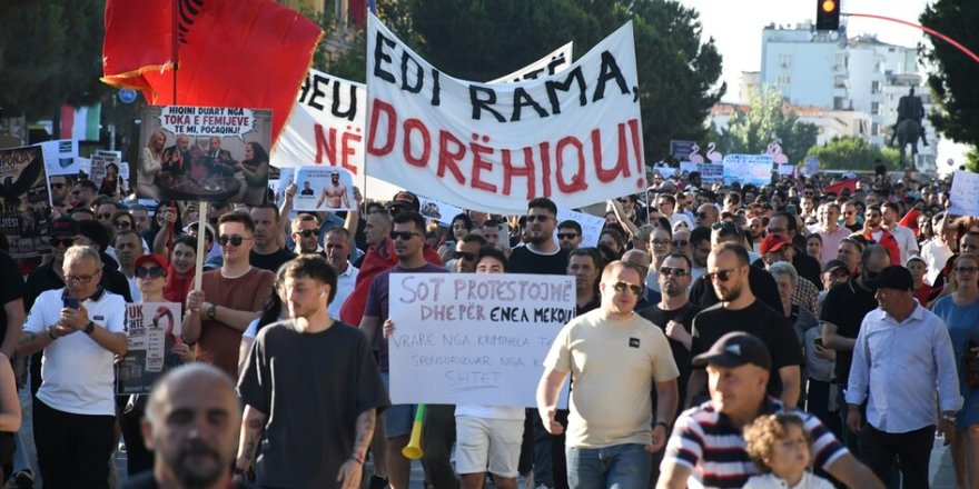 Binlerce Arnavut bir kez daha haykırdı: "Arnavutluk satılık değildir"
