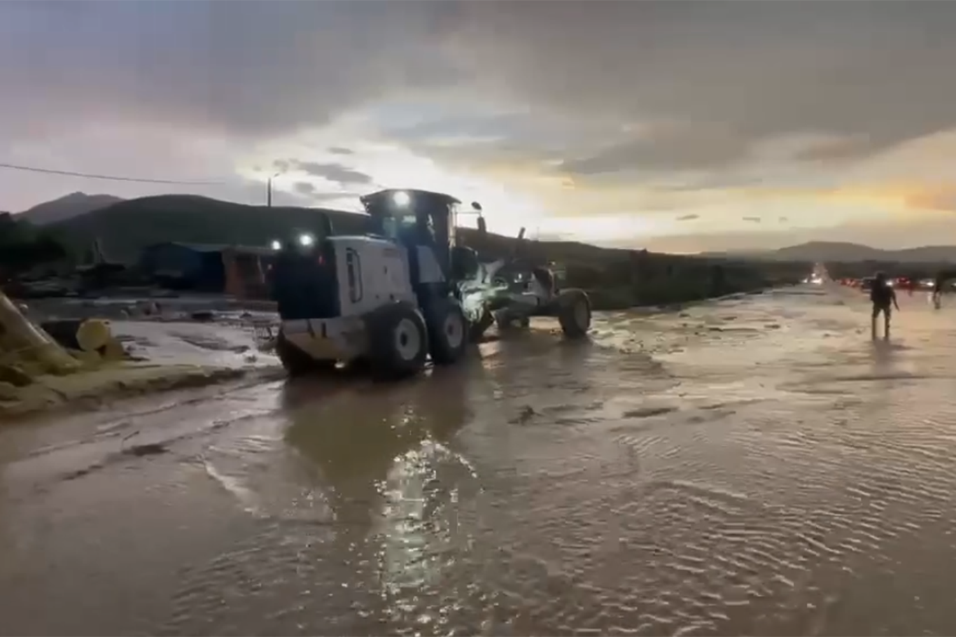 Elâzığ Kovancılar'da sel sonrası kapanan kara yolu trafiğe açıldı