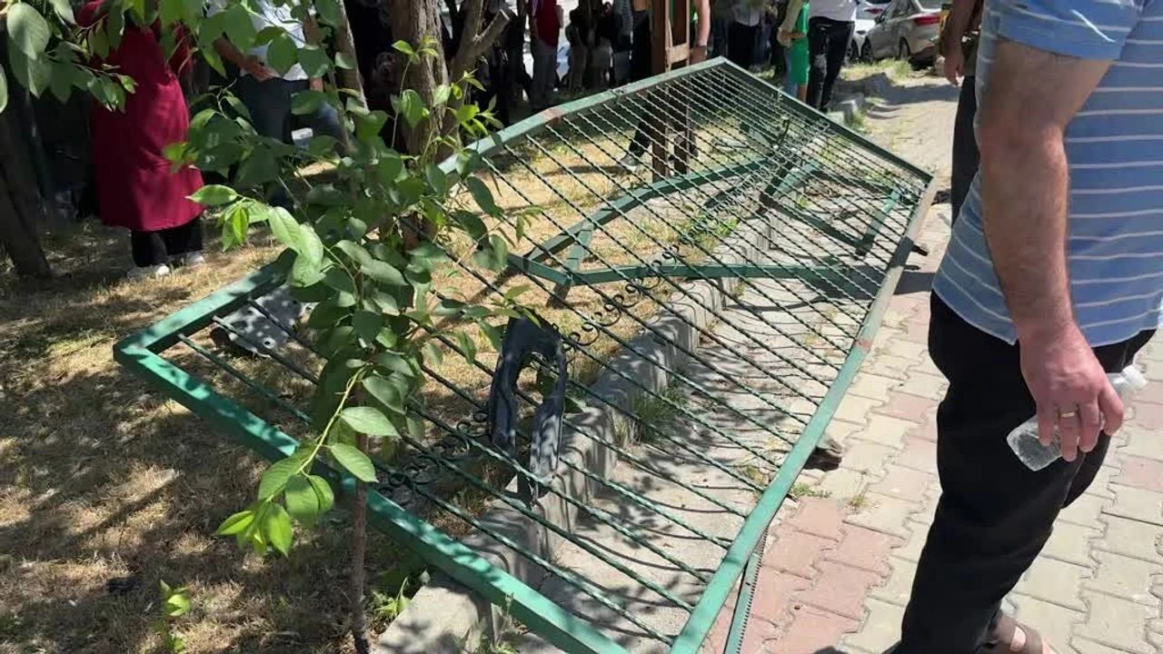 İstanbul'da otomobilin çarparak savurduğu demir kapı 6 kişiyi yaraladı