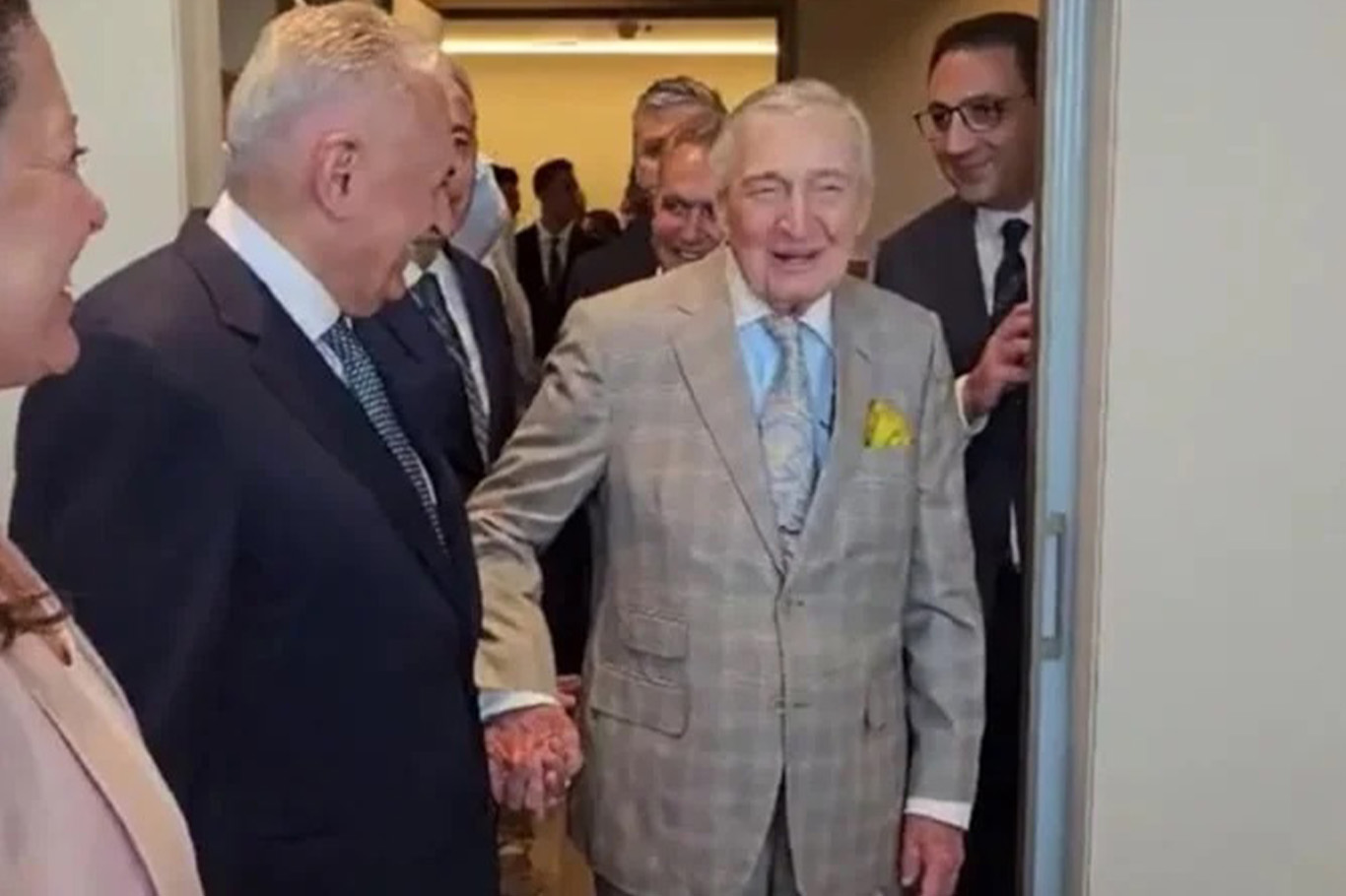 Kadınlara hakaret eden Rahmi Koç özür diledi