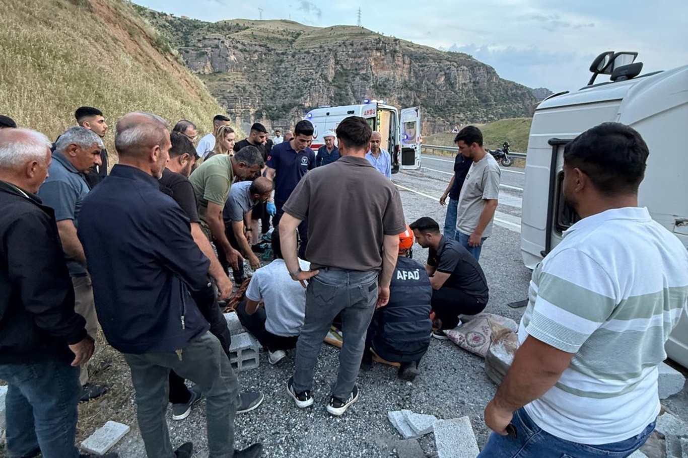 Siirt’te tır devrildi: Araçta sıkışan sürücü kurtarıldı