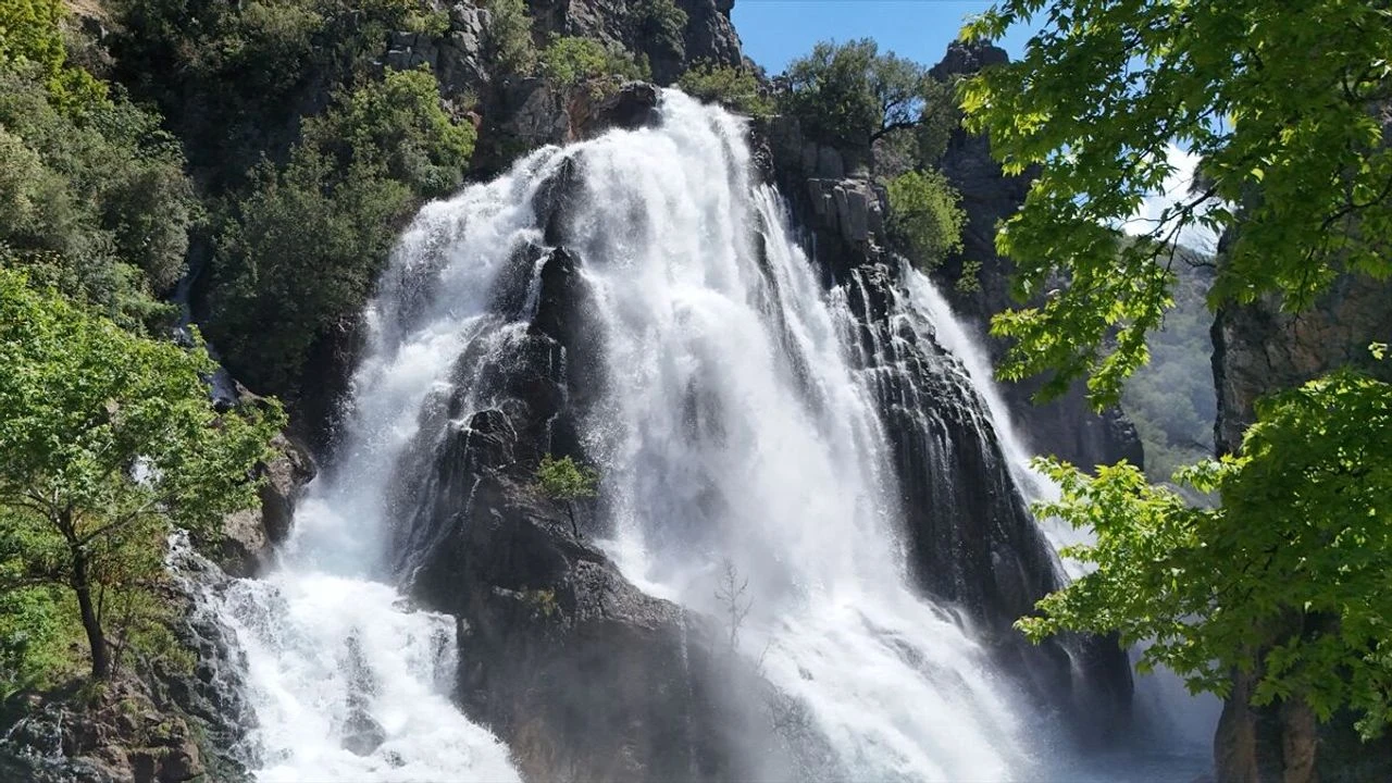 Antalya'daki bu şelale dağın içinden fışkırıyor