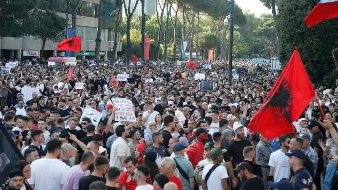 Arnavutluk'ta Trump'ın damadı protesto ediliyor!